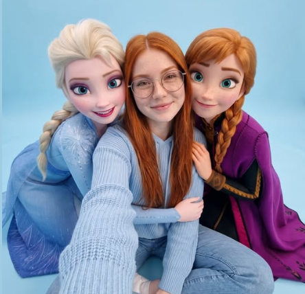 SELFIE APERTADA MENINA + DUAS PERSONAGENS